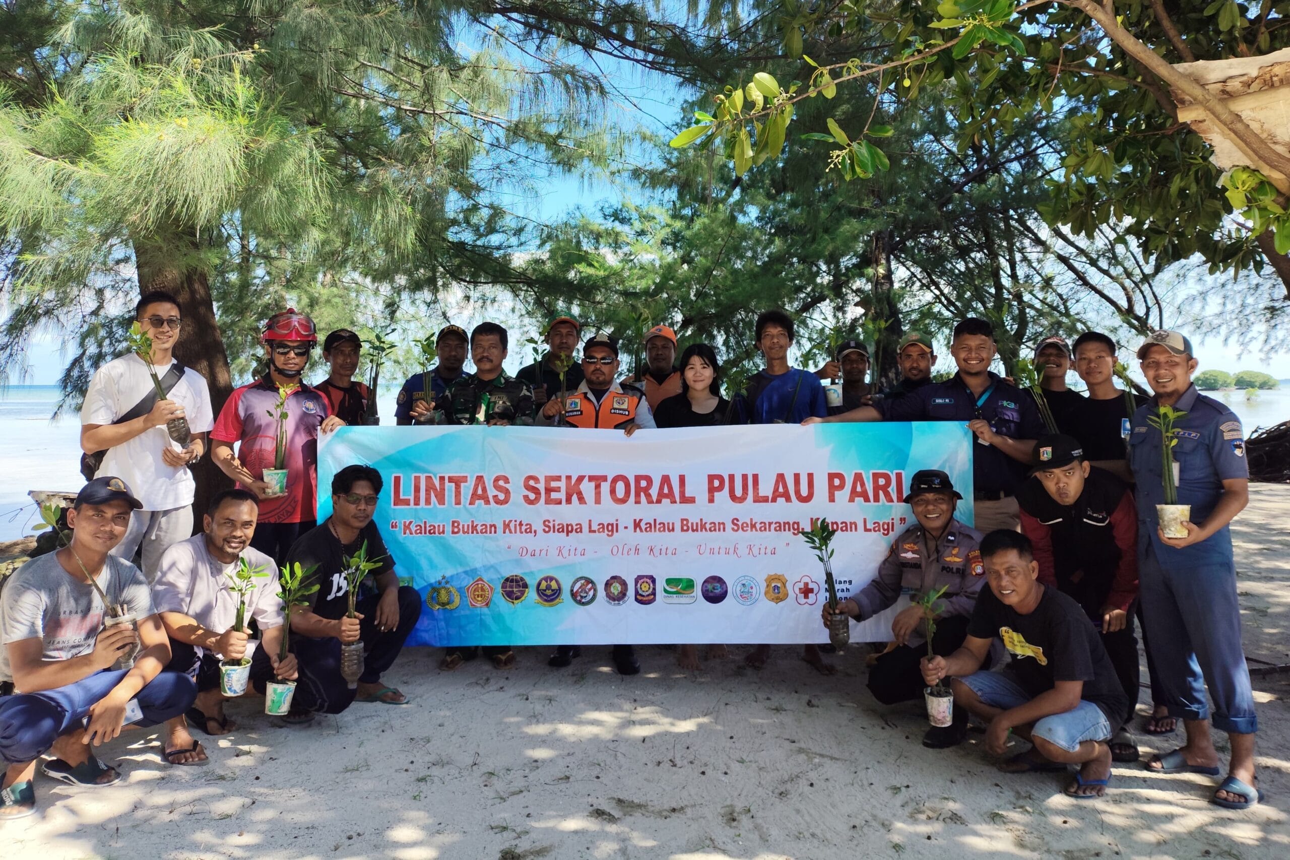 Penanaman mangrove ini melibatkan berbagai instansi, seperti Sudin Gulkarmat (Damkar), Satpol PP, Sudin Lingkungan Hidup (LH), Dinas Perhubungan, Sudin Sumber Daya Air (SDA) Kepulauan Seribu, BABINSA Pulau Pari, PK3D, FPKDM, PPSU, KSOP, Pospol Pulau Pari, Ormas Pemuda Pancasila, dan Pandawa.l. (Foto: Ist)