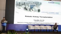 1. Prof. Shin Sung, salah satu pakar internasional dari Korea Selatan memaparkan perkembangan Robotic Kidney Transplantation, sebuah teknologi yang menawarkan prosedur lebih presisi, minim invasif, se
