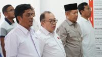 Ketua PMI terpilih A. Furqon (kiri), Ketua PMI DKI H. Beky Mardani (tengah), dan Bupati Fadjar Churniawan saat Pembukaan Muslub PMI di P. Untung Jawa.