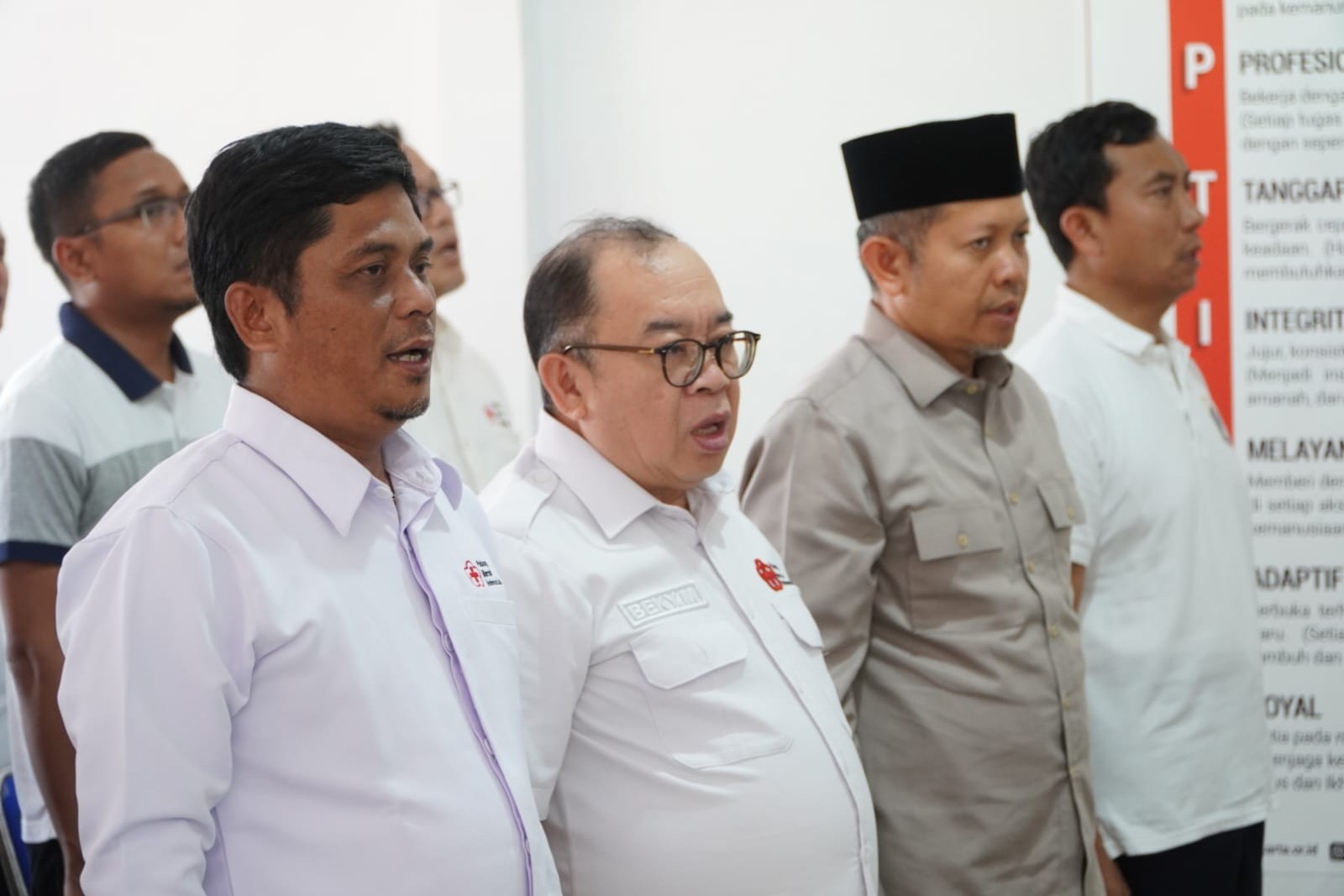 Ketua PMI terpilih A. Furqon (kiri), Ketua PMI DKI H. Beky Mardani (tengah), dan Bupati Fadjar Churniawan saat Pembukaan Muslub PMI di P. Untung Jawa.