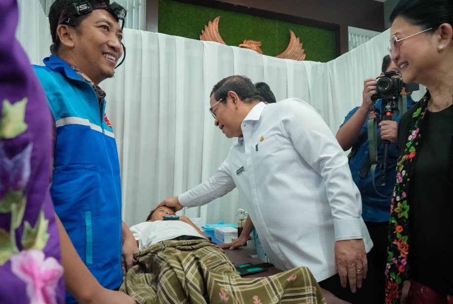 Gubernur DKI Jakarta, Pramono Anung, meninjau langsung pelaksanaan program Khitanan Massal yang diselenggarakan oleh PAM JAYA dan TP PKK Provinsi DKI Jakarta di Balai Kota Jakarta. Sumber Gambar: Dok. Pemprov DKI Jakarta