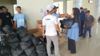 Panitia dan relawan membagikan paket bantuan sembako kepada warga dalam kegiatan program "Sembako dan Doa Antheia Sedekah" di Gedung Pelabuhan Utama Pulau Tidung, Kepulauan Seribu, Kamis (20/8/2026). (Foto: Istimewa)