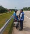 PT Jasamarga Semarang Batang Tindak Cepat Kendaraan Roda Dua yang Masuk ke Ruas Tol melalui Gerbang Tol Kandeman